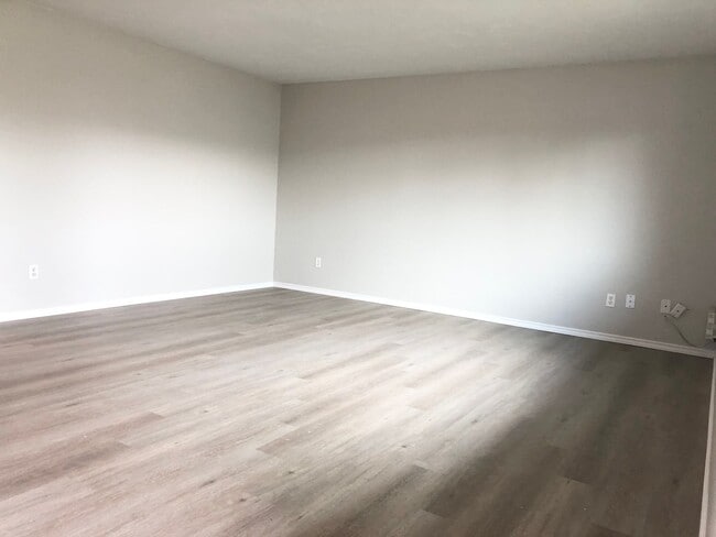 Building Photo - EM1112-B