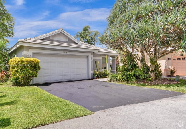 Building Photo - 8820 Woodside Ct
