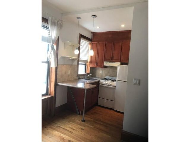 Primary Photo - 586 6th Ave