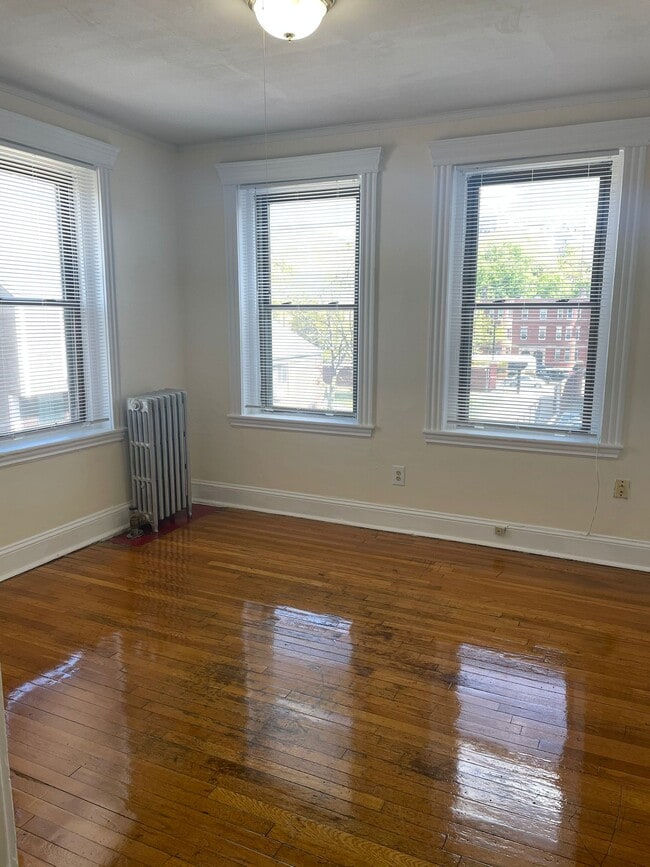 Building Photo - 352 Riverway