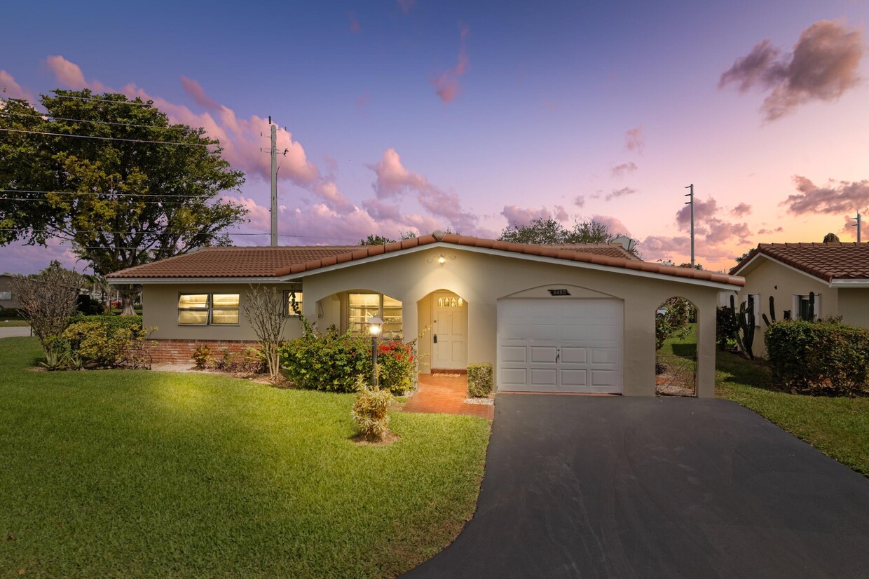 Primary Photo - 4460 NW 13th Ave