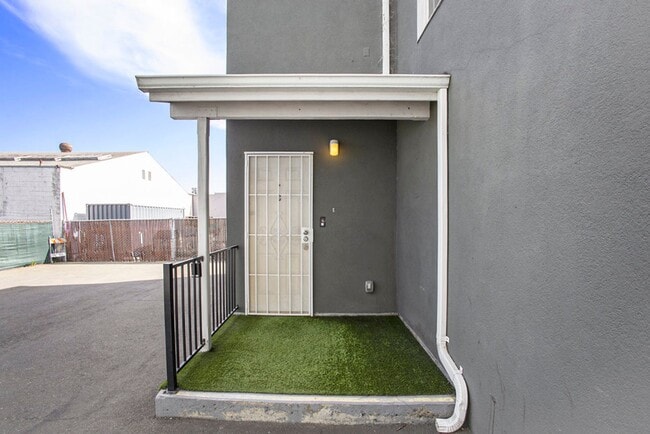 Building Photo - Clement Ave 2333