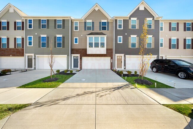 Foto del edificio - Stunning 3 Bed 2.5 Bath Townhome COMING SOON
