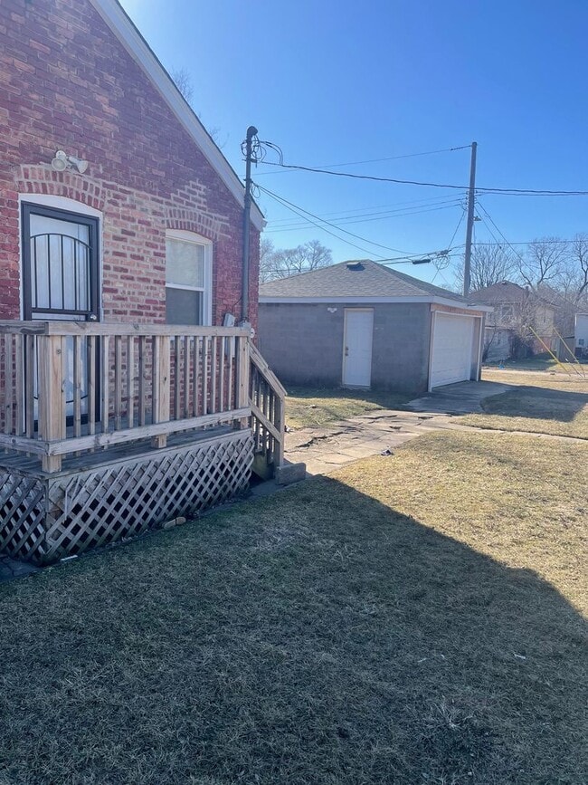Building Photo - Brick Home with 2 Bathrooms