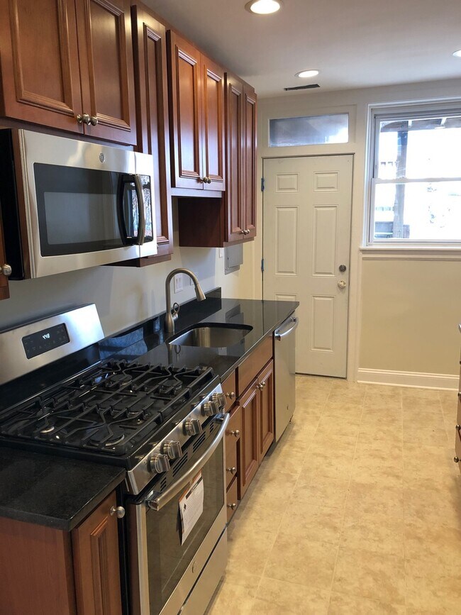 Kitchen - 1446 W Pensacola Ave