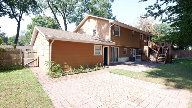 Building Photo - Beautiful large Bi-Level in Desirable Oak ...