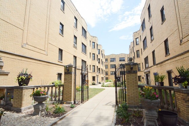 Building Photo - 3833 N Greenview Ave