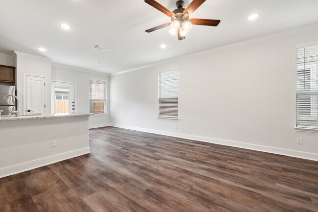 Foto del edificio - Like-New 3BR Duplex in Gated Community w/ Parks, Granite Kitchen & Private Yard