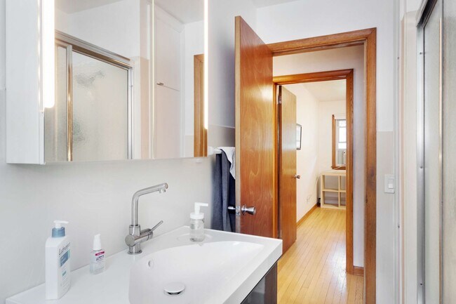 Foto del edificio - 3 BR eastside single family home. Fenced in yard. Fully furnished. Flexible leases.