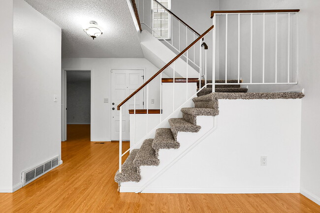 Building Photo - $2,695 - 5 Bed, 4 Bath Townhome in Aurora ...