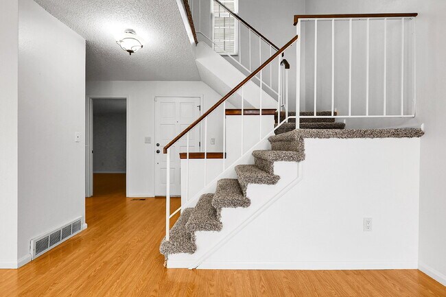 Foto del edificio - $2,695 - 5 Bed, 4 Bath Townhome in Aurora ...
