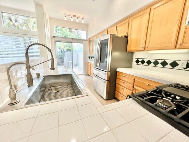 Building Photo - Beautiful 2Bd/2.5Ba with office located in...