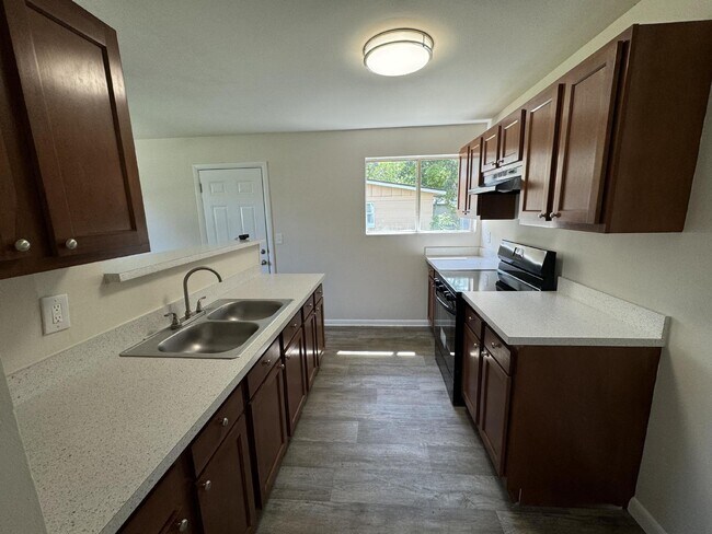 Building Photo - For Rent - Freshly renovated - 3/1