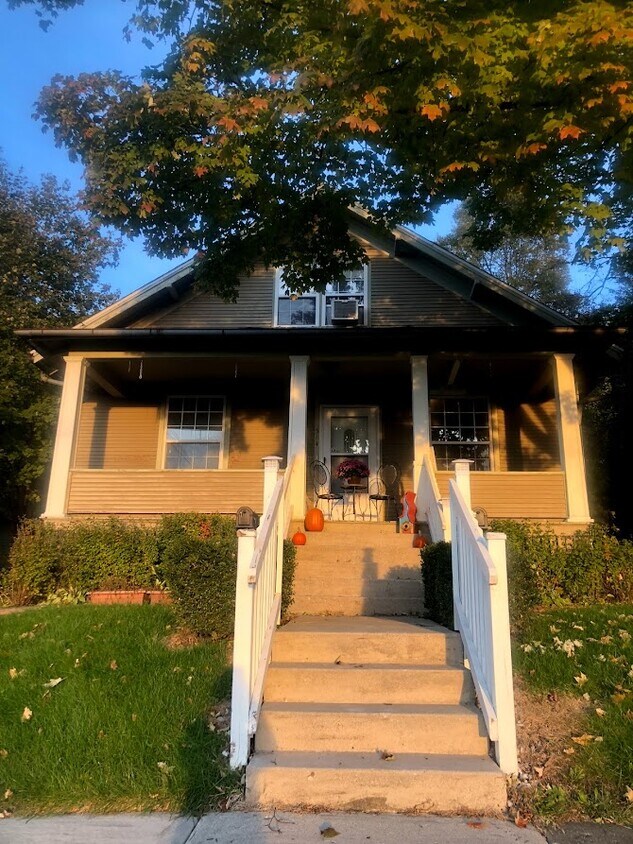 314 N Van Buren St Unit 1, East Dundee, IL 60118 Apartments in East