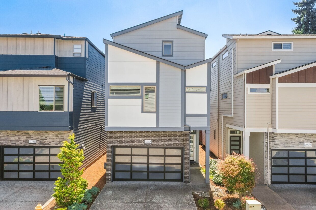 Foto principal - Beautiful 4 Bed, 3.5 Bath Rental Home in C...