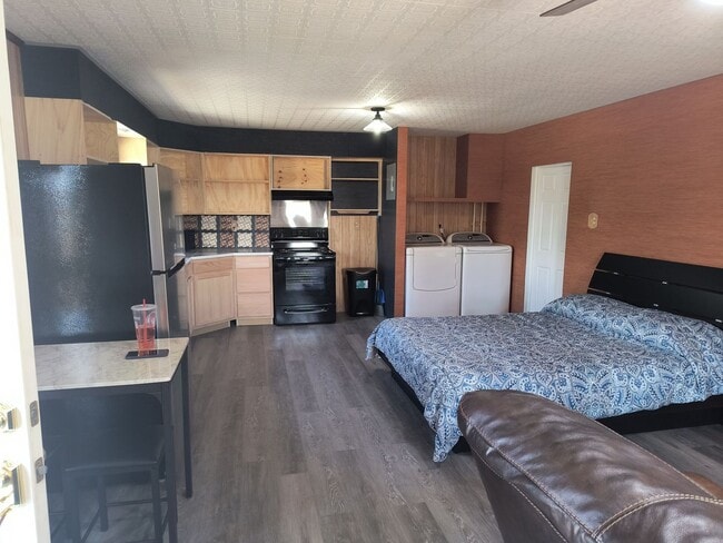 Building Photo - Studio apartment for rent (short term available)