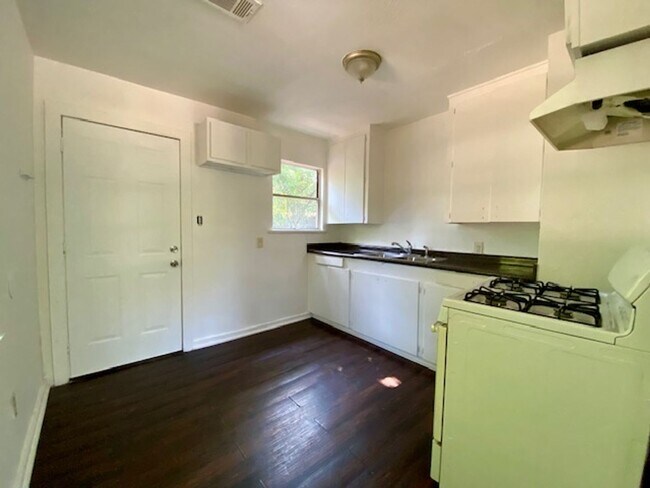 Building Photo - 2 Bedroom /1  Bath- HIGHLAND ,STONER HILL ...