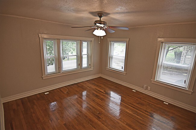 Building Photo - 4203 Kenwood Ave