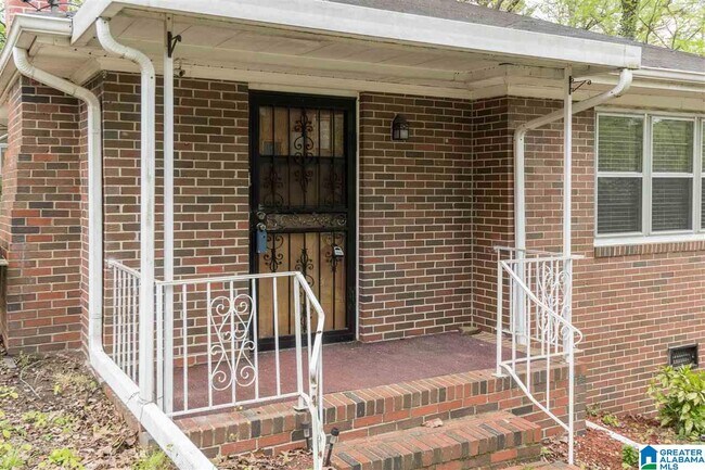 Building Photo - 828 Hickory Dr