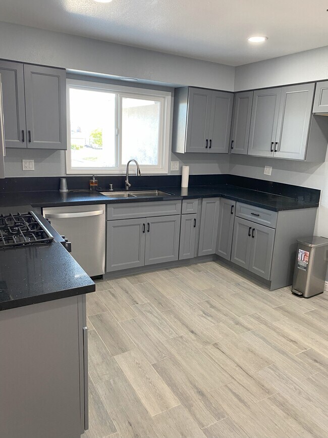 Foto del edificio - 9211 Vernon Ave