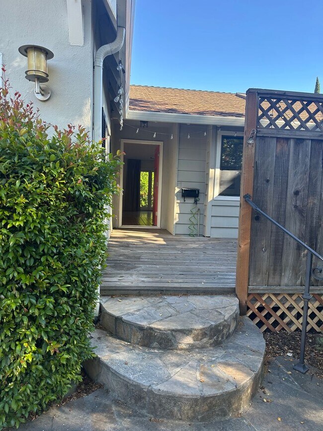 Foto del edificio - Two Story home!  3 bedroom, 2.5 bath, plus...