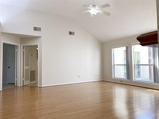 Foto del edificio - 13115 Rosstown Dr