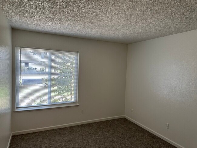 Building Photo - East Modesto 1 Bedroom 1 Bath Condo "Gated...