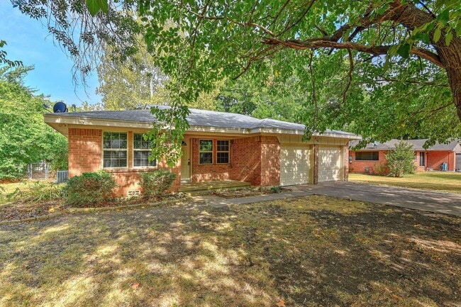 Building Photo - 820 Maple St