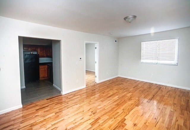 Vista de la sala de estar, cocina y habitación Entrada - Sea Breeze Apartments