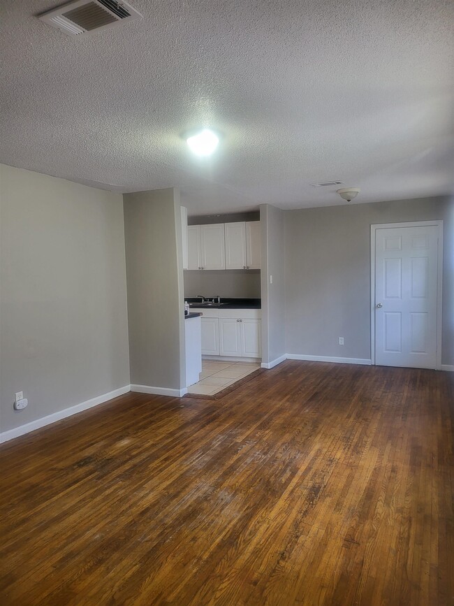 Building Photo - 3705 Suzanne Dr