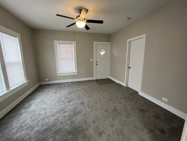 Foto del edificio - OPEN HOUSE - 3 Bed/1 bath home with 2 car ...