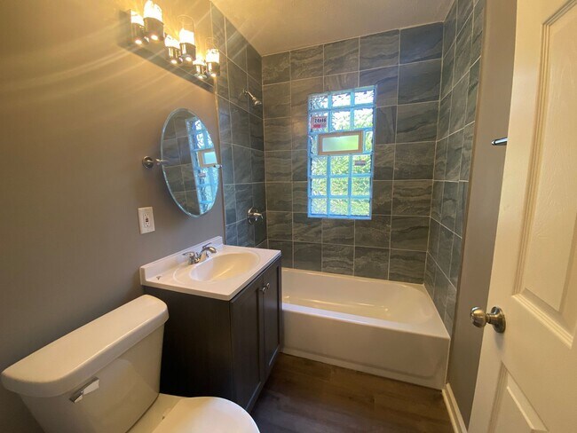 Building Photo - 2 Bedroom Single Family