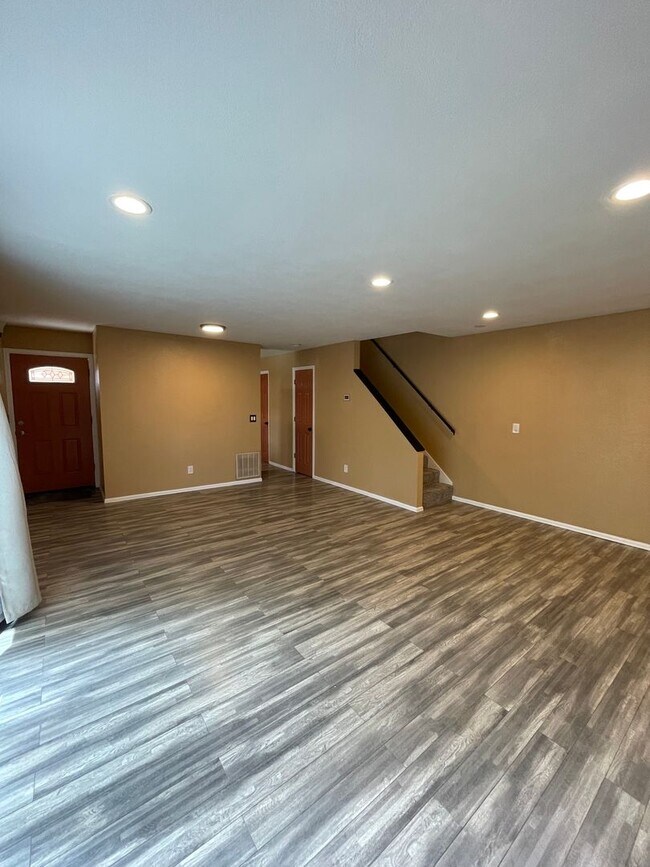 Foto del edificio - Spacious 3-Bedroom Townhome for Rent in We...