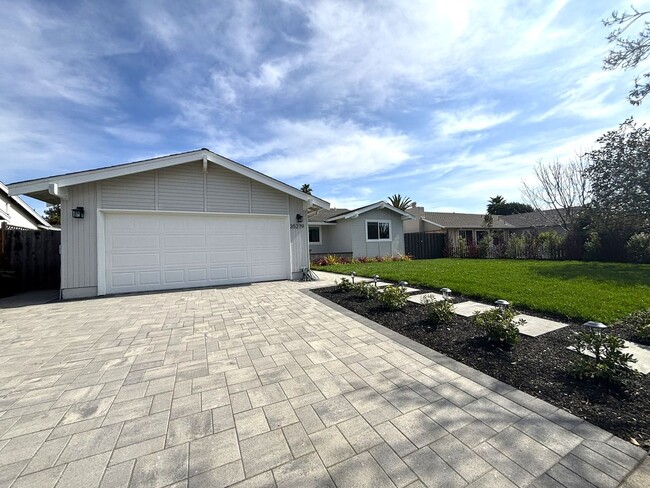 Building Photo - Stunning 4-Bedroom, 2-Bathroom Remodeled H...