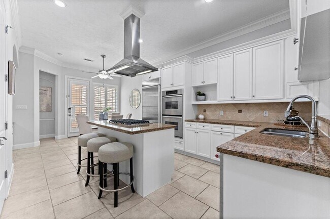 Building Photo - 1028 Memorial Village Dr