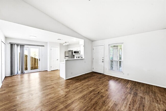 Foto del edificio - 10604 Lanshire Dr
