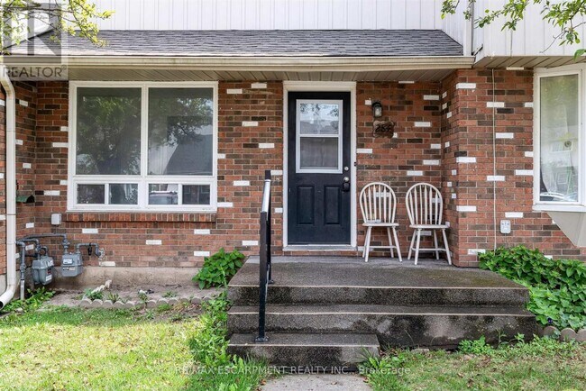 Building Photo - 100 Brownleigh Ave