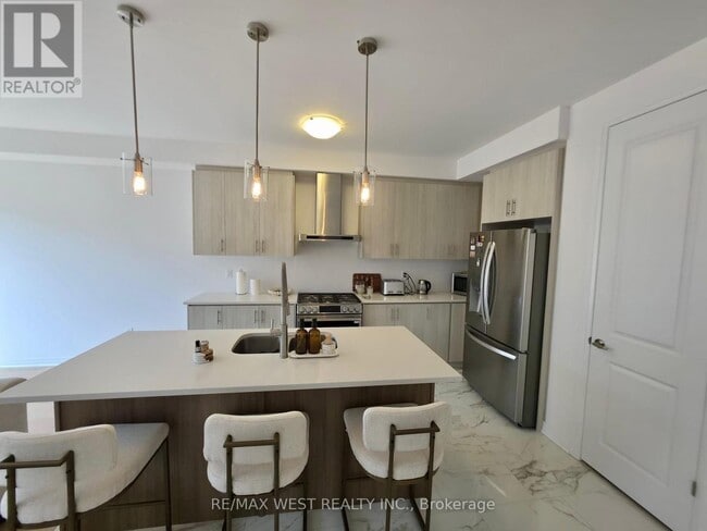 Building Photo - 889 Douro St