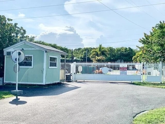 Building Photo - 922 S Silver Cir