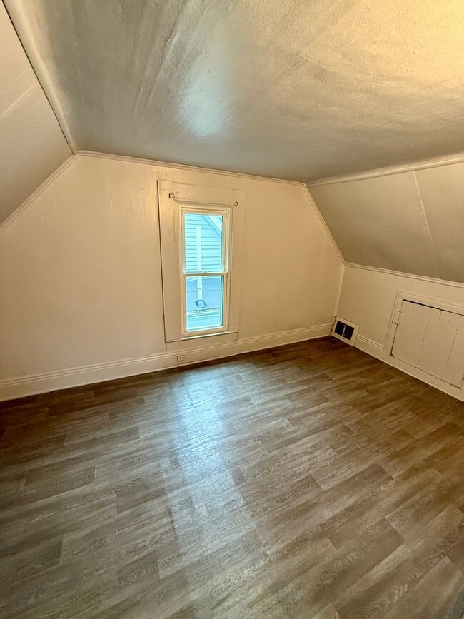 Building Photo - Charming 2-Bedroom Home with Vintage Touch...