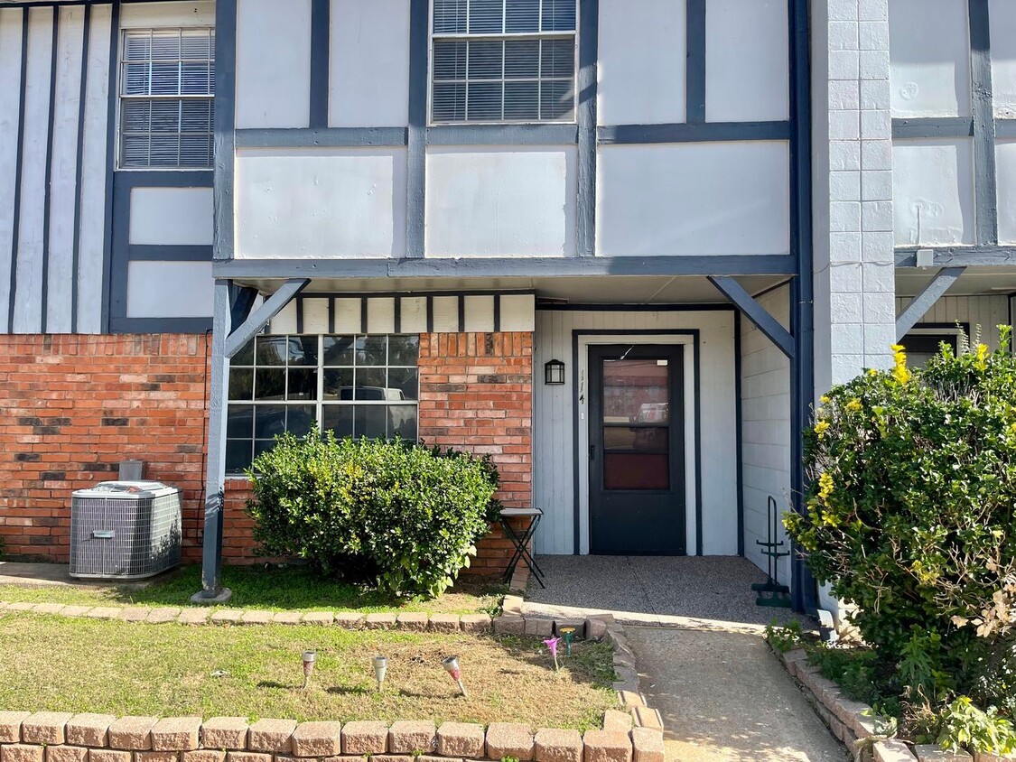 Primary Photo - 2 br, 2.5 bath House - 2616 N Ann Arbor # 114