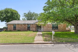 Building Photo - 429 Lindenwood Ln W