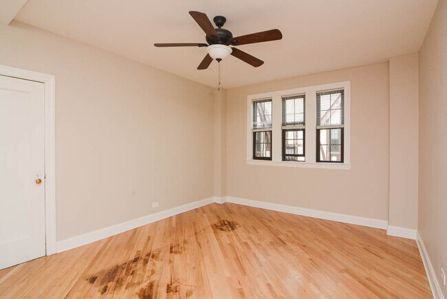Building Photo - Quintessential 2 Bedroom, 1 Bath in Winnet...