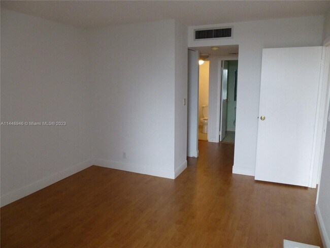 Foto del edificio - 3401 N Country Club Dr