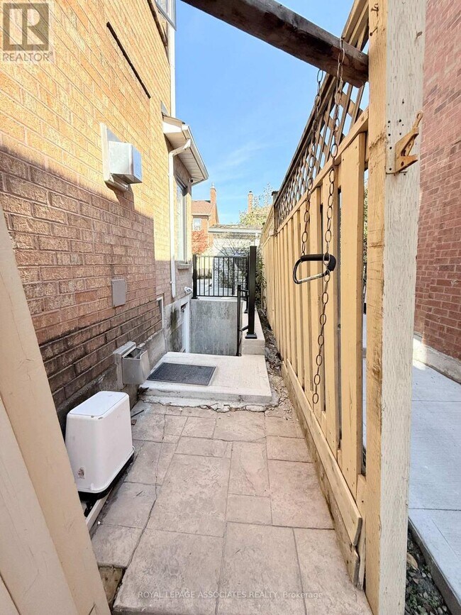Building Photo - 17 Leeward Dr