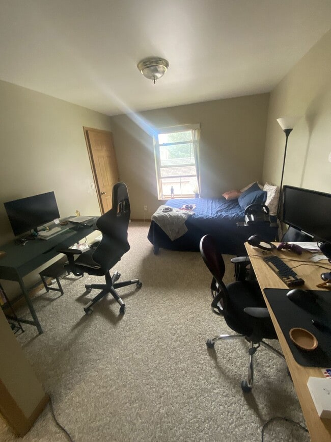 Building Photo - 2 bed 1 bath close to UWEC just off Water St. Available June 1st!