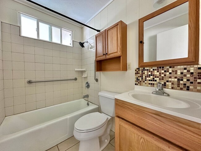 Building Photo - 2 Bedroom / 1 Bathroom 800 sq ft cottage i...