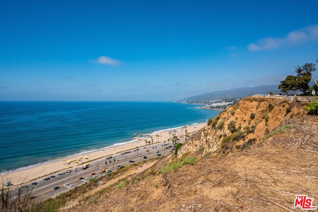 Building Photo - 15501 Via de Las Olas
