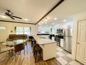 Building Photo - 1404 Windsor St