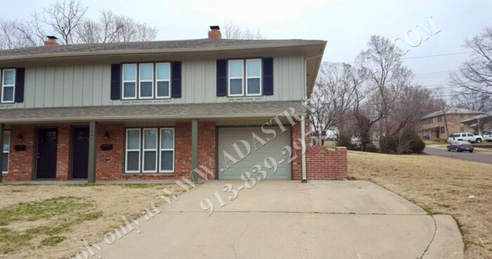 Foto principal - Remodeled 3 Bed 1 Bath Duplex in Overland ...